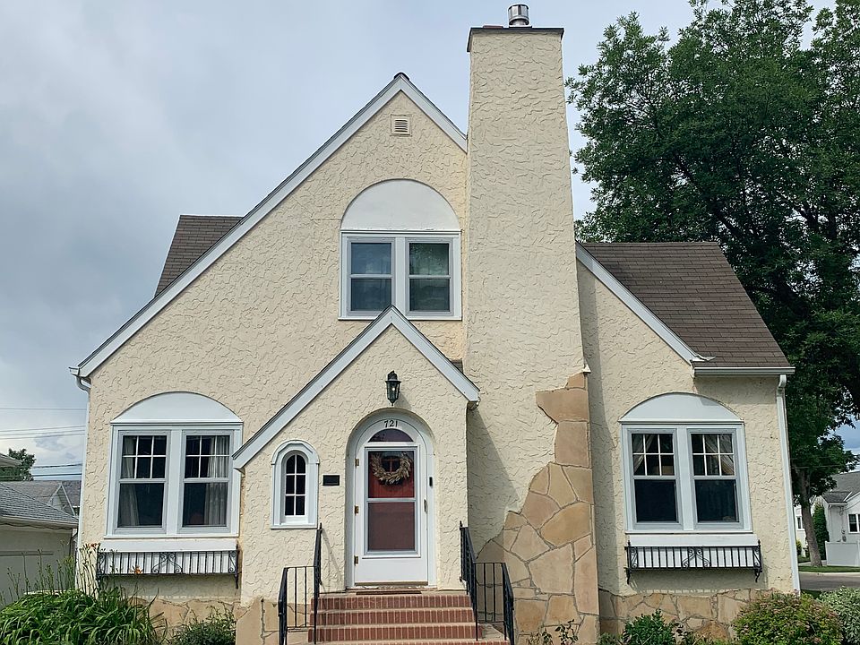 1st image of 721 3rd Ave E