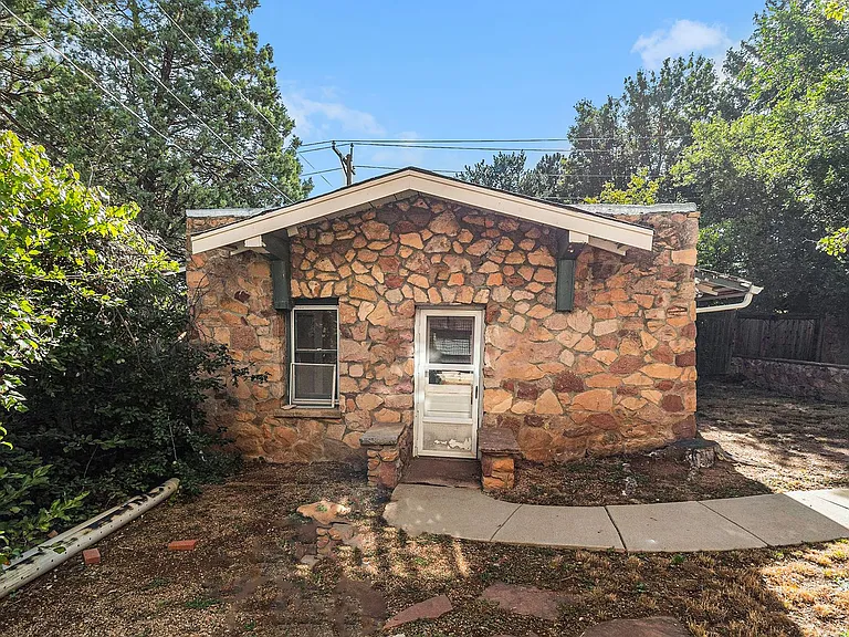 Available Now! The Cottage Secluded Oasis On University Hill — Photo 4