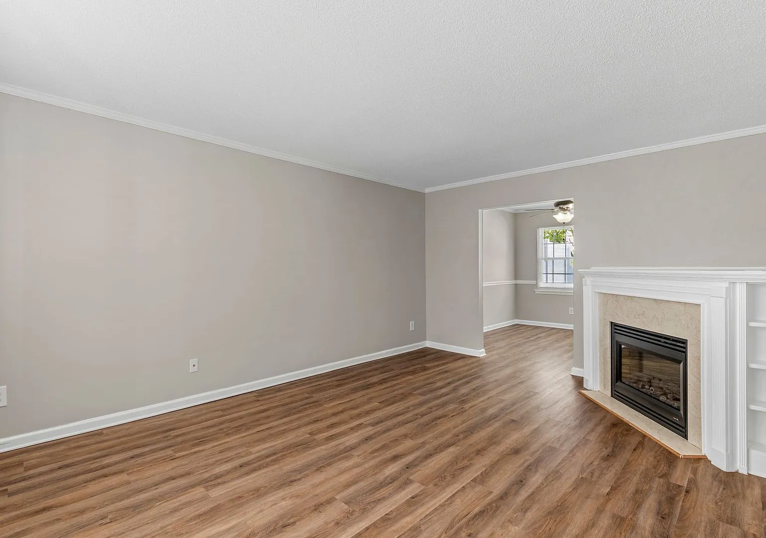 NW Townhome, Wood Like Flooring, FP, Fenced Patio, Community Pool! — Photo 3