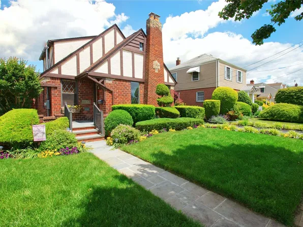 140 Fairfield Avenue, Mineola, NY 11501