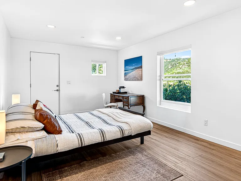 4302 Ocean View Dr — Photo 35