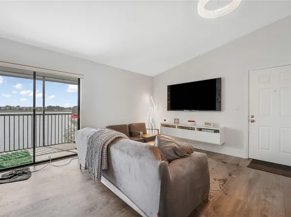 468 NE 206th Ln APT 206, Miami, FL 33179