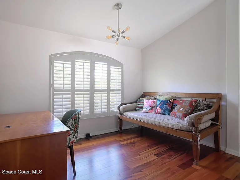 112 Carmen St — Photo 10