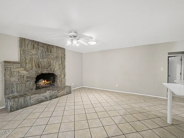 1137 E Bishop Dr — Photo 8