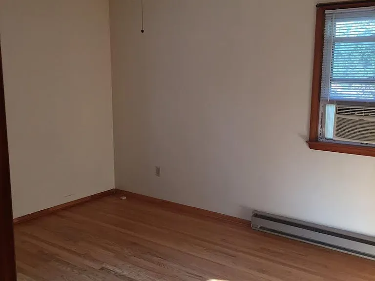 Front bedroom - 2nd pic