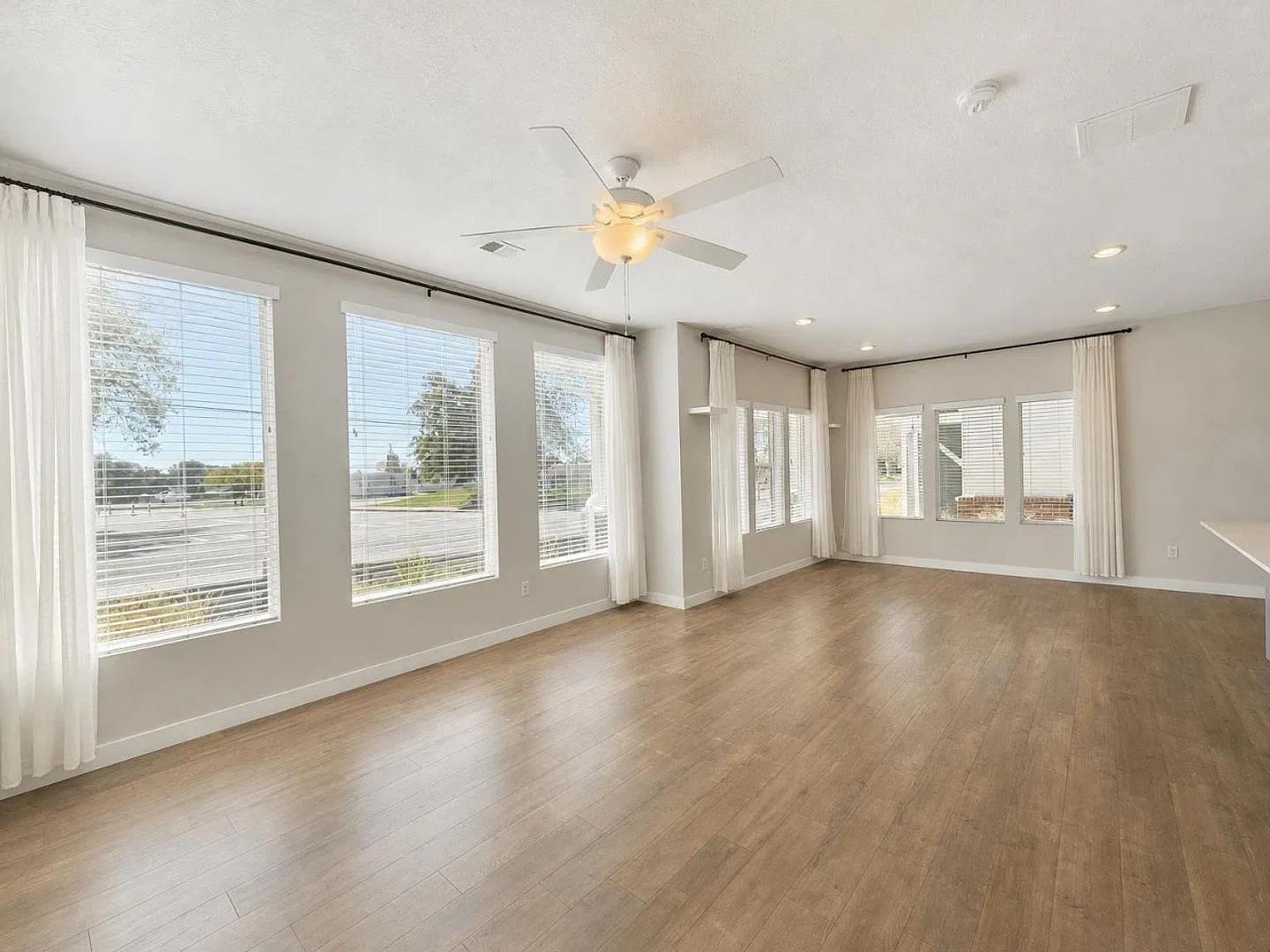 Spacious 3 Bed Townhome in a Convenient Layton Location — Photo 2