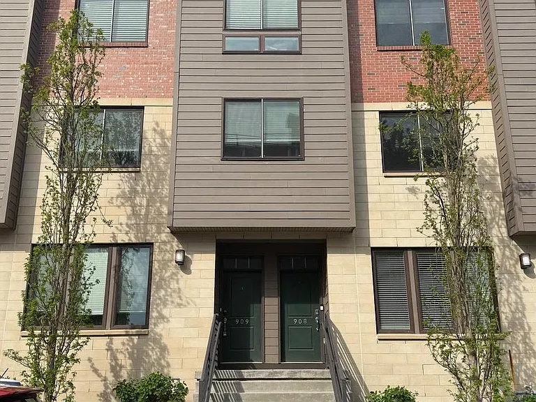 909 Lakeview Ct #909 — Photo 1