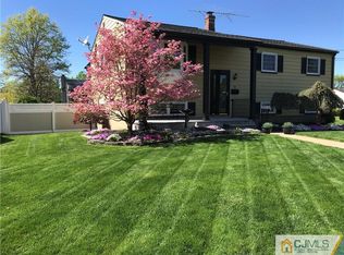 12 Lexington Rd, Somerset, NJ 08873