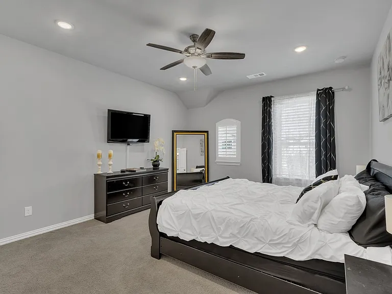 3908 Lucan Ln — Photo 21