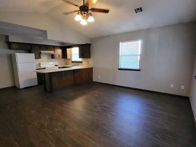 921 Callie Ave — Photo 3