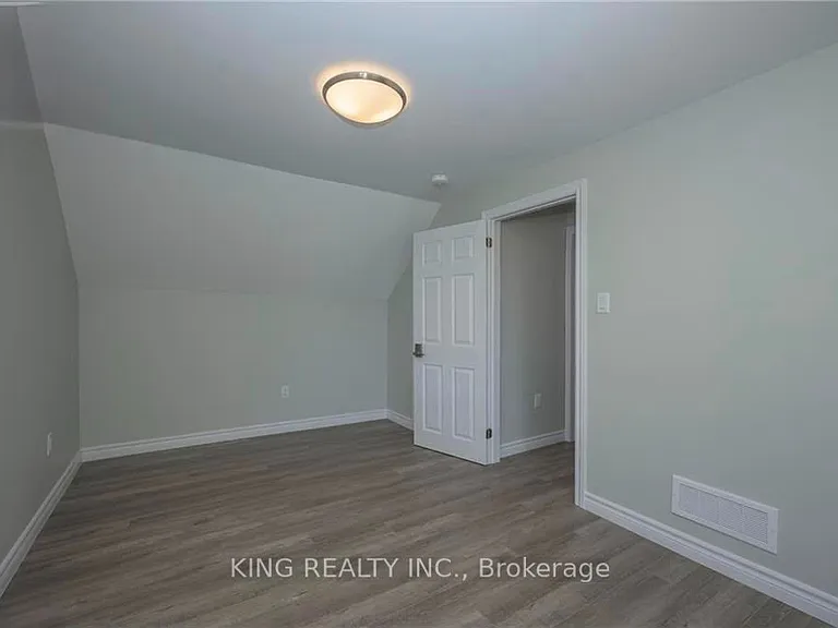 1224 Oxford St E — Photo 14