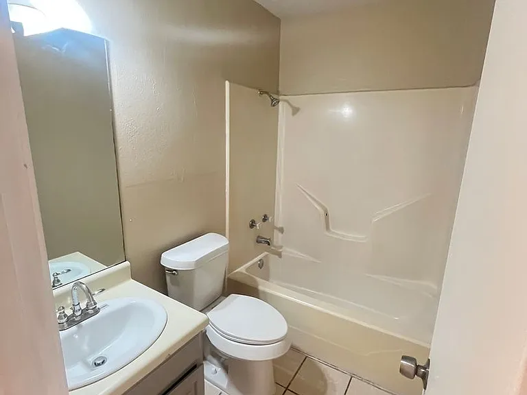Town Oaks Apartments — Photo 23