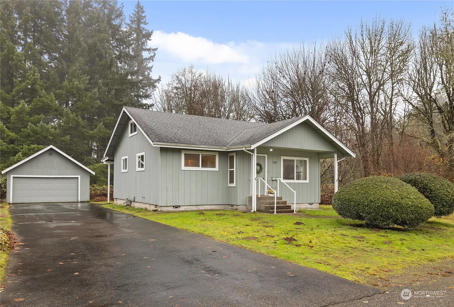 716 Delta Lane SE photo 1
