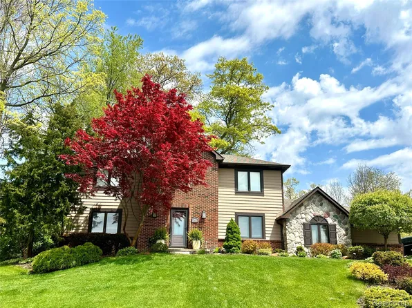 85 Overlake Dr, Lake Orion, MI 48362