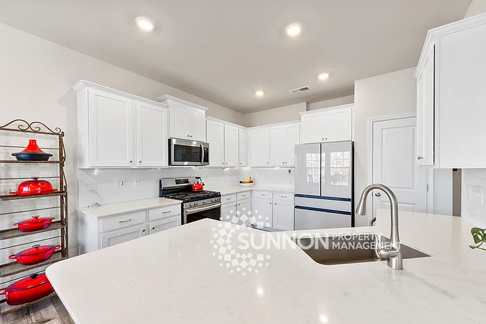4 bed, 2.5 bath, 2102 sqft, $2,500 — Photo 4