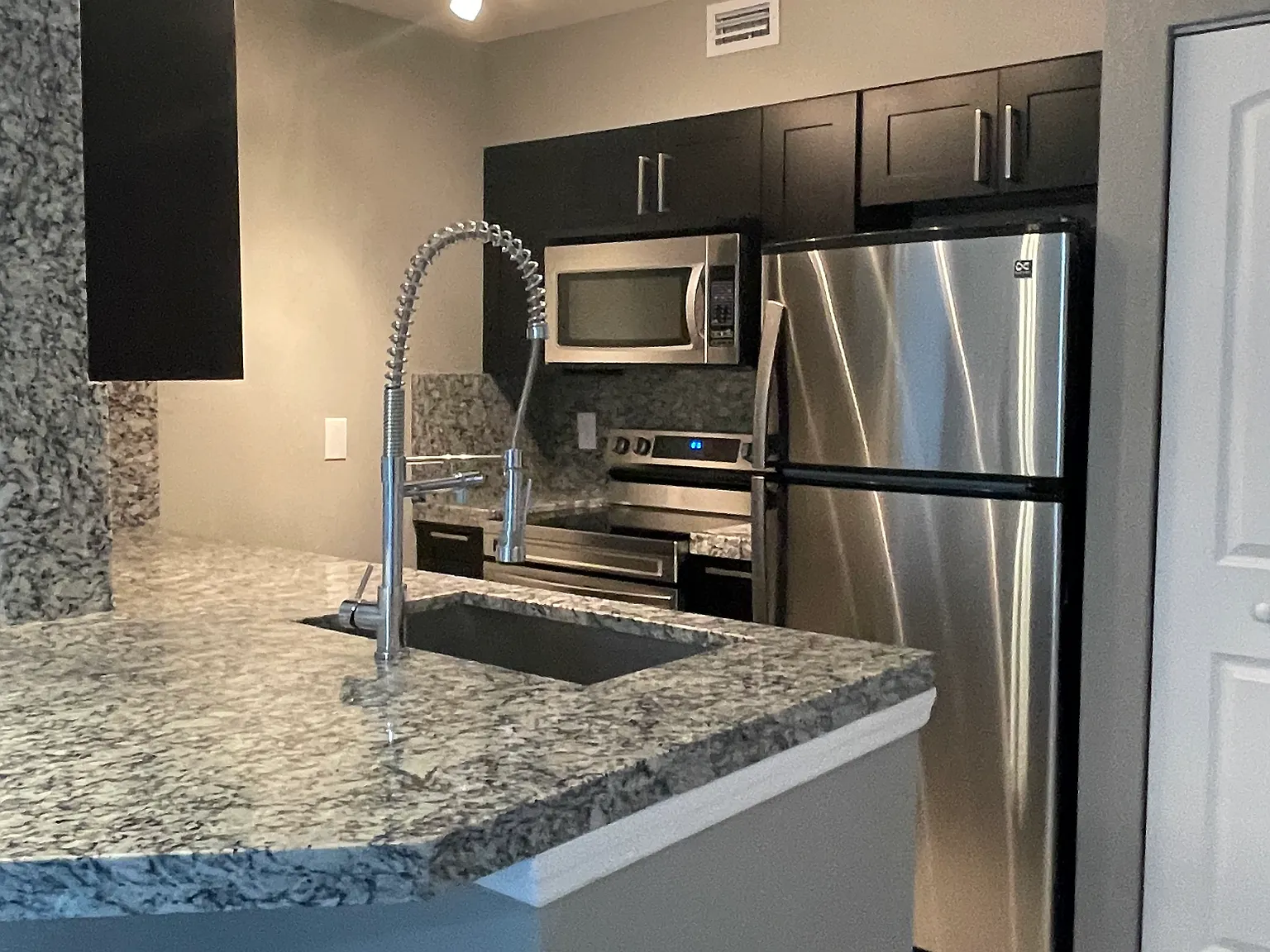 1 bed, 860 sqft, $1,995 — Photo 4