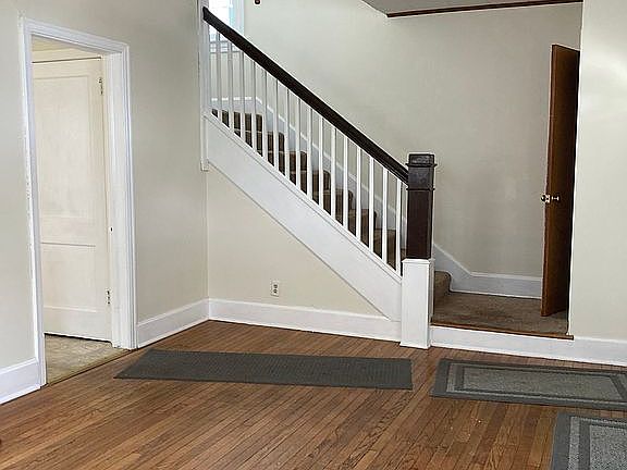 2nd image of 926 Lemon St