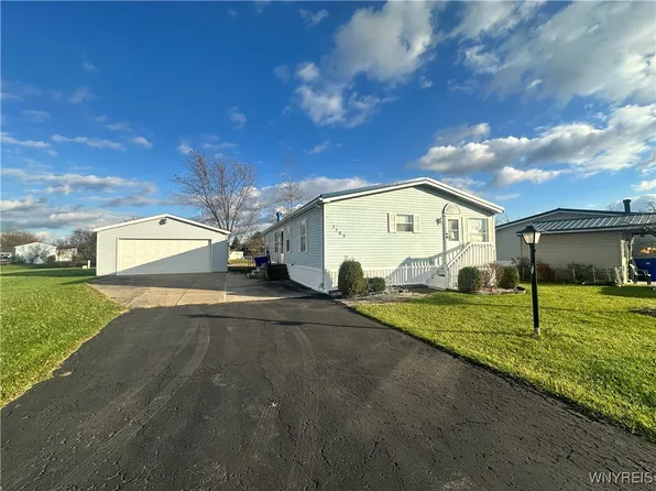 1163 Timberwood Ct, Lockport, NY 14094