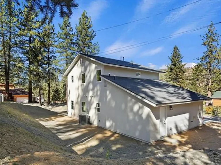 2047 Thrush Rd — Photo 2