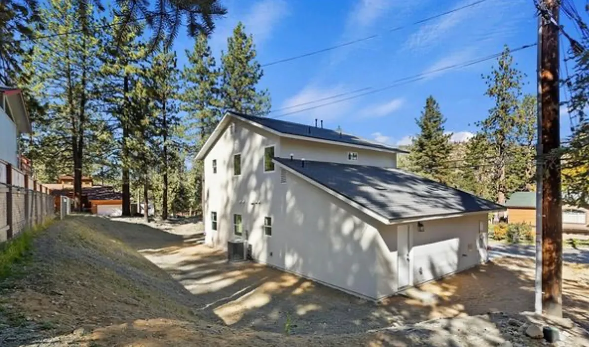 Building Photo - 2047 Thrush Rd