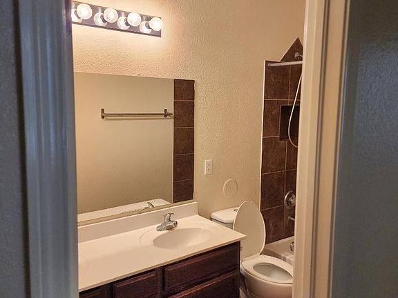 3rd image of 4925 Adrian Campos St