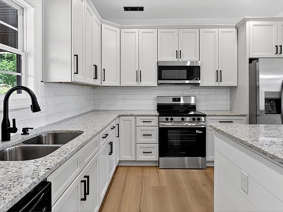 4th image of 233 Cedar Ln