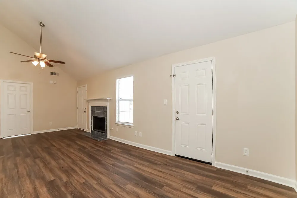 3 bed, 2.0 bath, 1137 sqft, $2,360 — Photo 4