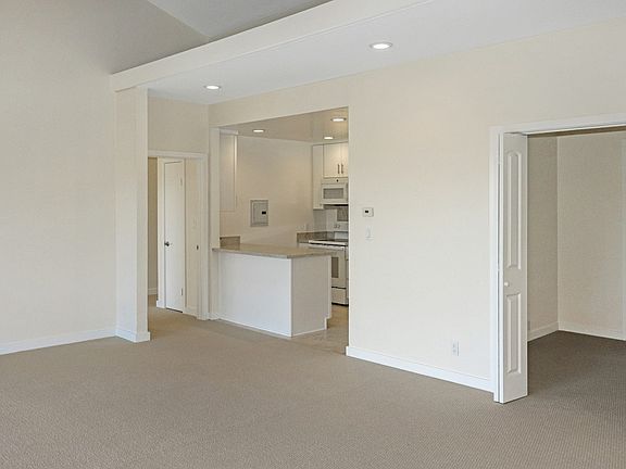 4th image of 40 Harbor Oak Dr #35