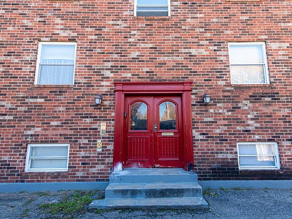 3rd image of 2718 Rockford Ln APT 6