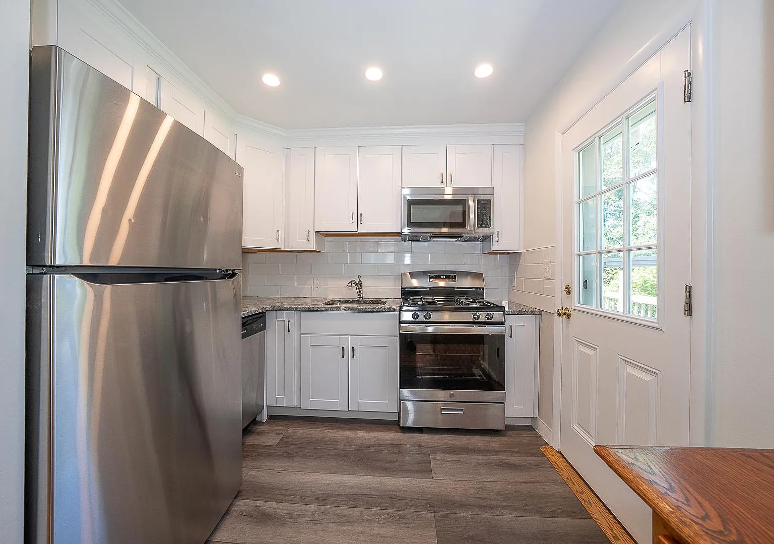 3 bed, 1.0 bath, 1400 sqft, $3,000 — Photo 1