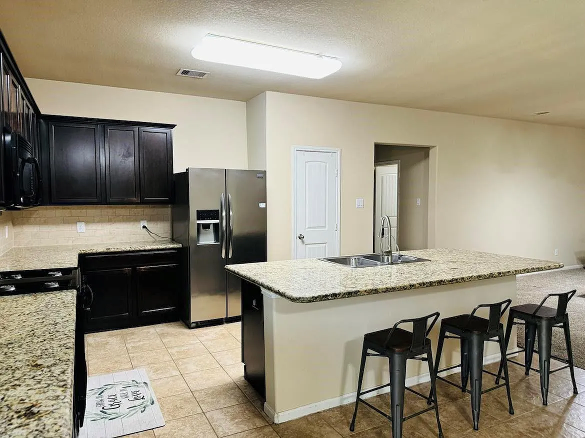 3 bed, 2.0 bath, 2260 sqft, $2,300 — Photo 4