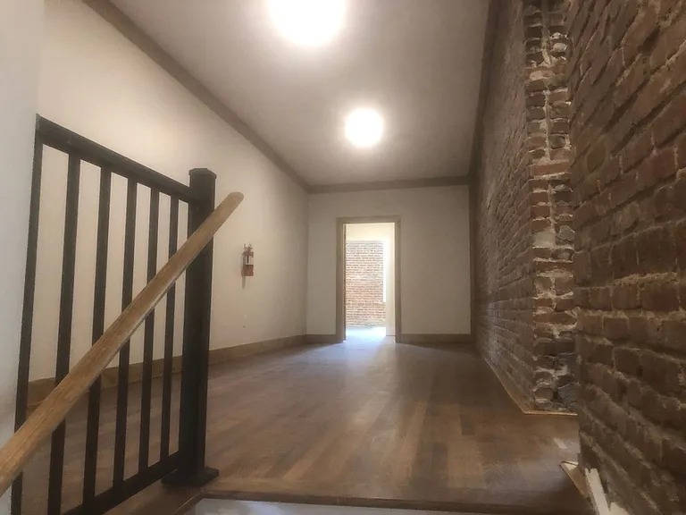 599 W King St — Photo 5