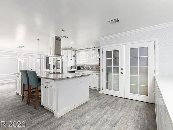 4th image of 2033 E Oakey Blvd