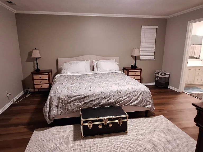Master bed with en-suite bath and walk in closet