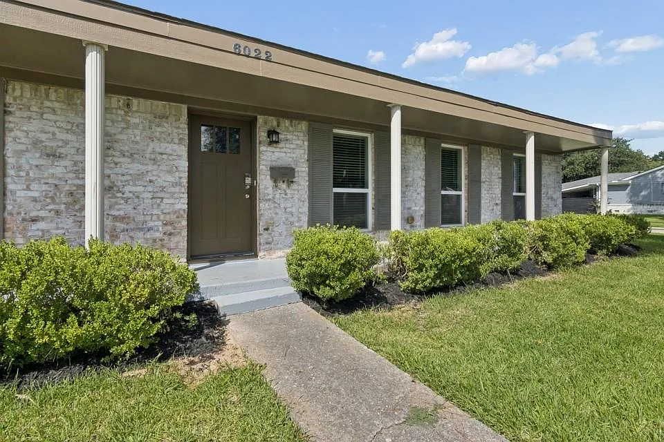 3 bed, 2.0 bath, 2000 sqft, $2,600 — Photo 2