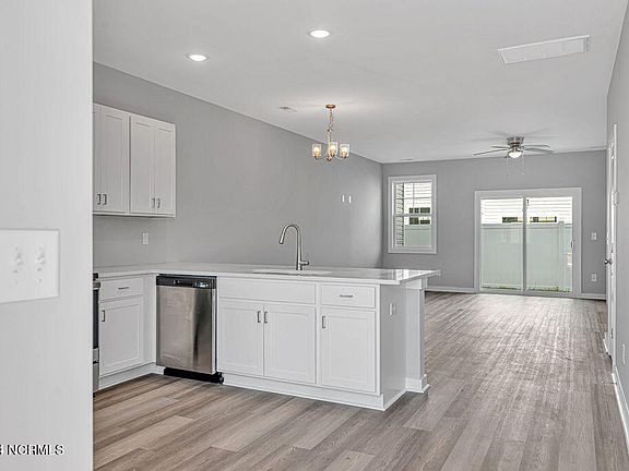 3rd image of 322 Starfish Ln