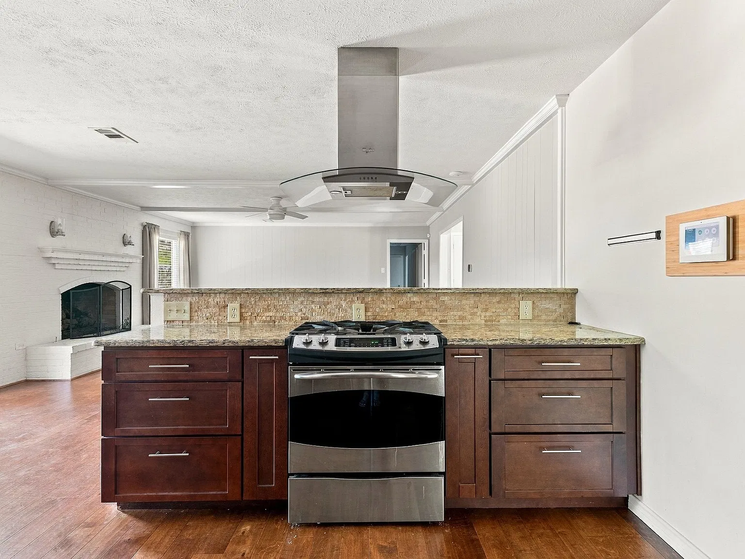 4 bed, 2388 sqft, $4,700 — Photo 4