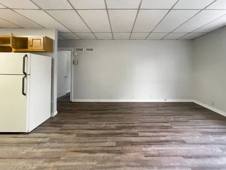 Preleasing For August! Close To Campus — Photo 3
