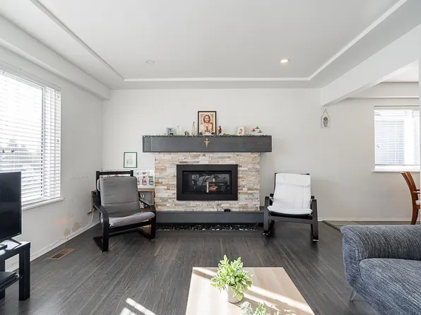 2057 Lorraine Ave, Coquitlam, BC V3K 2M7