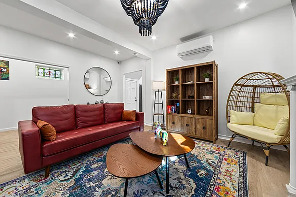 Rented by Aron Fried, LREB | media 4