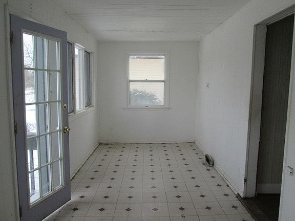 4th image of 27111 W Park Ave