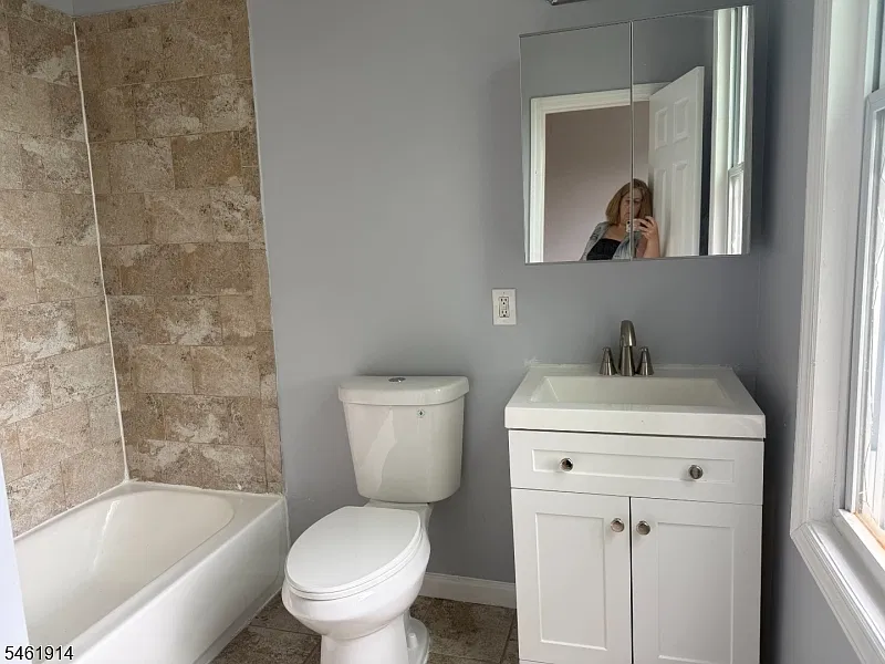 3 bed, 3.0 bath, $2,600 — Photo 4
