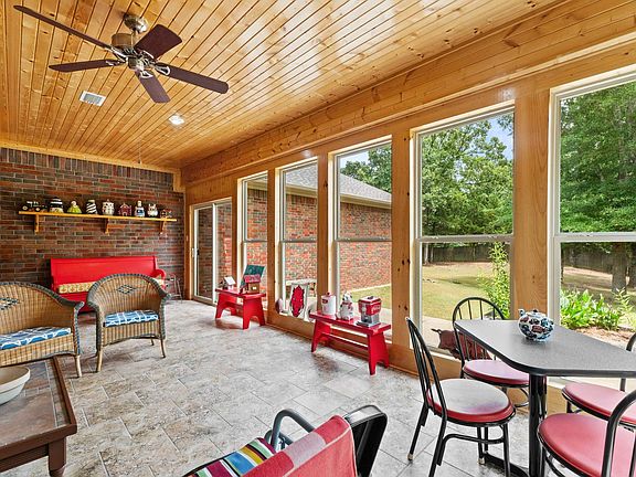 4th image of 82 Northlake Cir