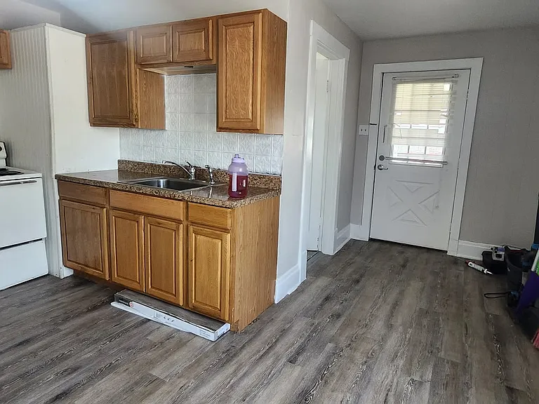 6 S Maple St #C — Photo 4
