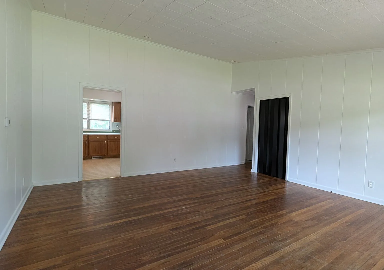 Charming 2-Bedroom Duplex with Hardwood Floors — Photo 3