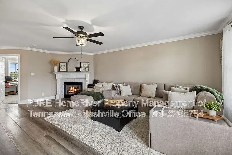 5 bed, 2.5 bath, 2707 sqft, $2,295 — Photo 2