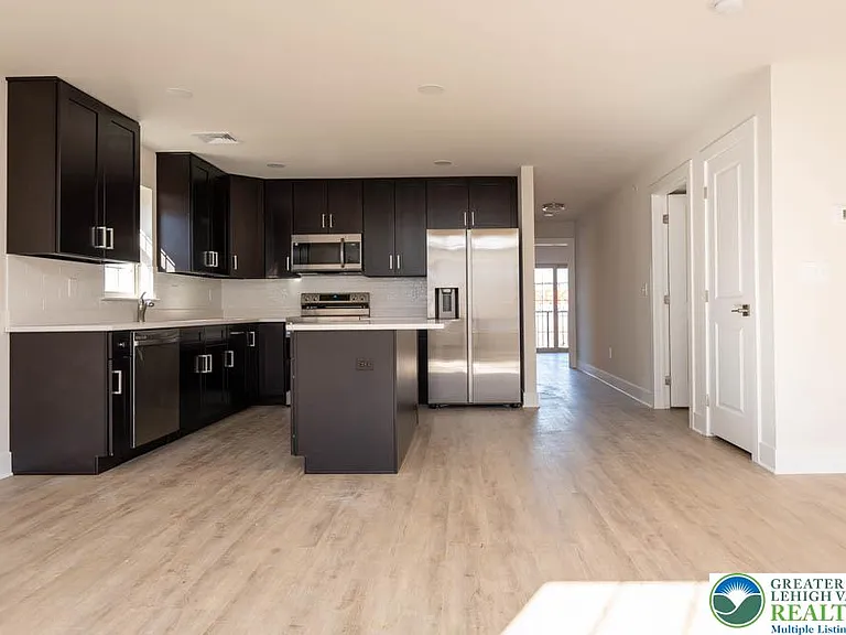 1275 E 4th St #202 — Photo 5