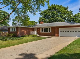 1112 Lincolnshire Dr, Champaign, IL 61821