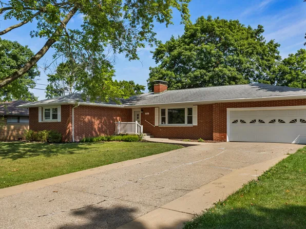 1112 Lincolnshire Dr, Champaign, IL 61821