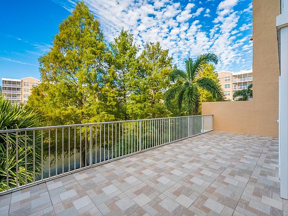 PRIVATE 300 SQ. FT. BALCONY